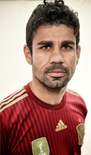 Diego Costa posa con la camiseta de la Selección|FIFA.com