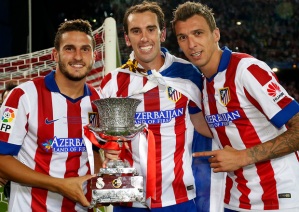 Koke, Godín y Mandžukić posan con el títlulo| Club Atlético de Madrid