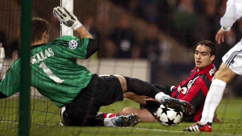 Casillas frena al delantero del Bayern Leverkusen en la final de Glasgow (2002)